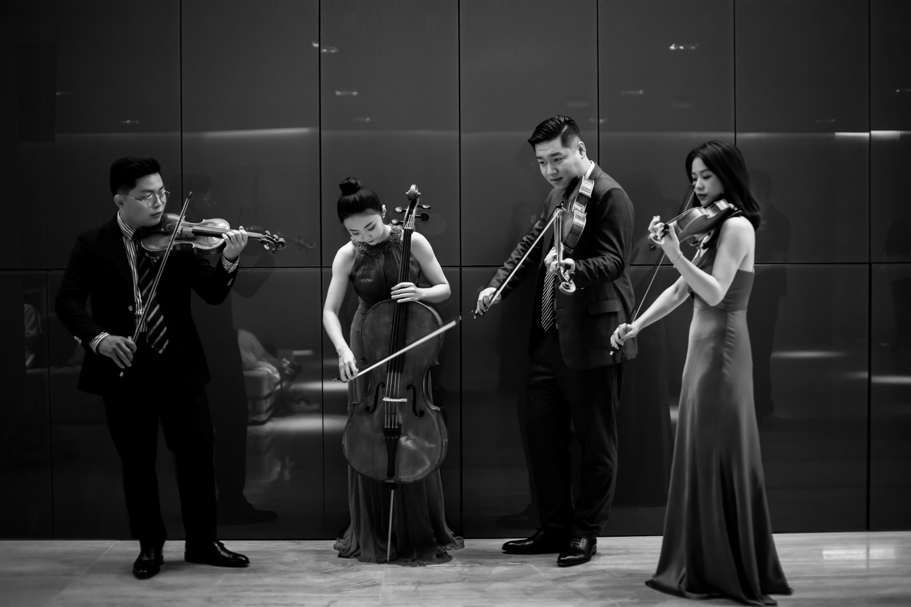 In Walking with Friends, the Vivace String Quartet collaborates with clarinetist Shuqing Lu to perform two of the greatest masterpieces ever written for the clarinet quintet — Mozart’s luminous A major and Brahms’s profound B minor. Together they bring to life chamber music of intimacy, elegance, and deep emotional resonance.