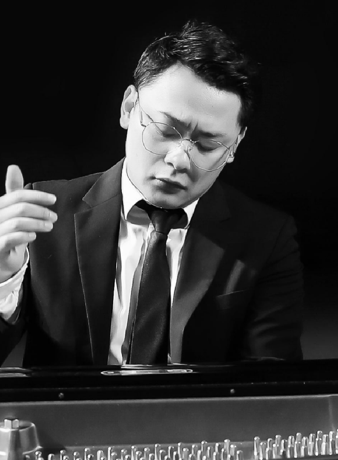 Praised by the international press for his “brilliant technique, acute musical insight, and boundless potential” (The New York Times) and hailed as “a rising star of tomorrow” (BBC Music Magazine), pianist Hong Xu is recognized for his artistry and integrity as a musical idealist.