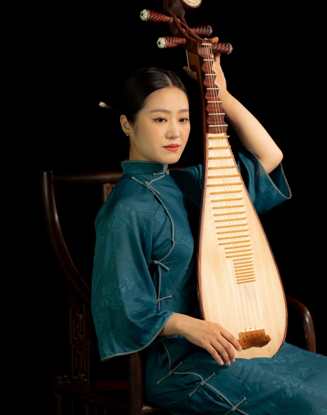 Pipa virtuoso Yu Yuanchun is recognized as one of today’s most active performers of Chinese traditional music on the international stage. She is the first pipa doctoral graduate of the Central Conservatory of Music, Grand Prize winner of the CCTV National Instrumental Music Competition, and a UNESCO-designated Artist.