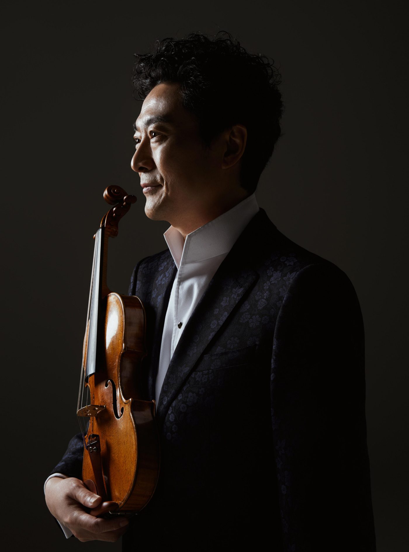Violinist Siqing Lu, Acclaimed as “the first Oriental Paganini”, has been a dominant figure on the international stage for over four decades. A true evergreen artist, he combines technical virtuosity with expressive depth, bringing audiences both academic rigor and heartfelt artistry.