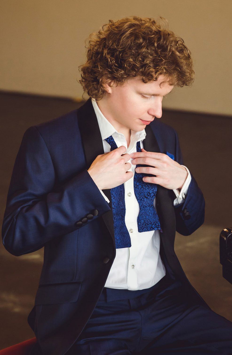 Pianist and composer Nikolay Khozyainov is acclaimed worldwide for his virtuosity and artistry. A recurring artist at the Théâtre des Champs-Élysées in Paris and Victoria Hall in Geneva, he tours regularly across Germany, Canada, Italy, and Japan. His 2024 China tour was met with enthusiastic praise;