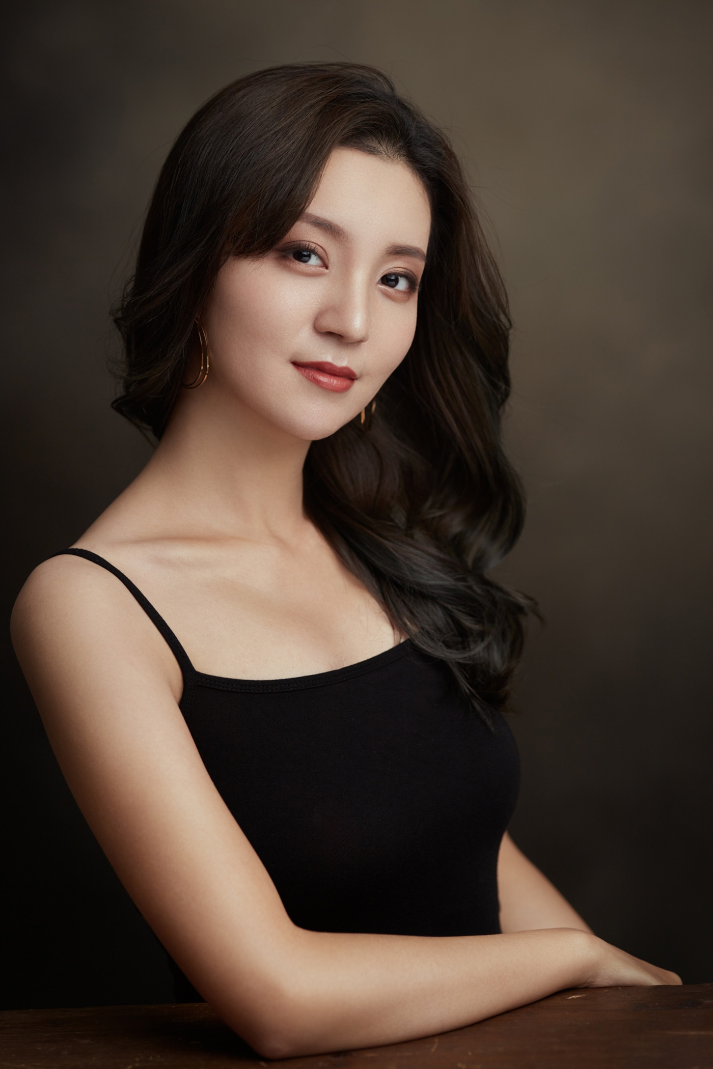 As petals unfold when a rose blooms, soprano Meigui Zhang paints with her voice — each note a delicate brushstroke of color, at once rich and luminous, fragrant with emotion, and leaving audiences with a lasting sweetness.